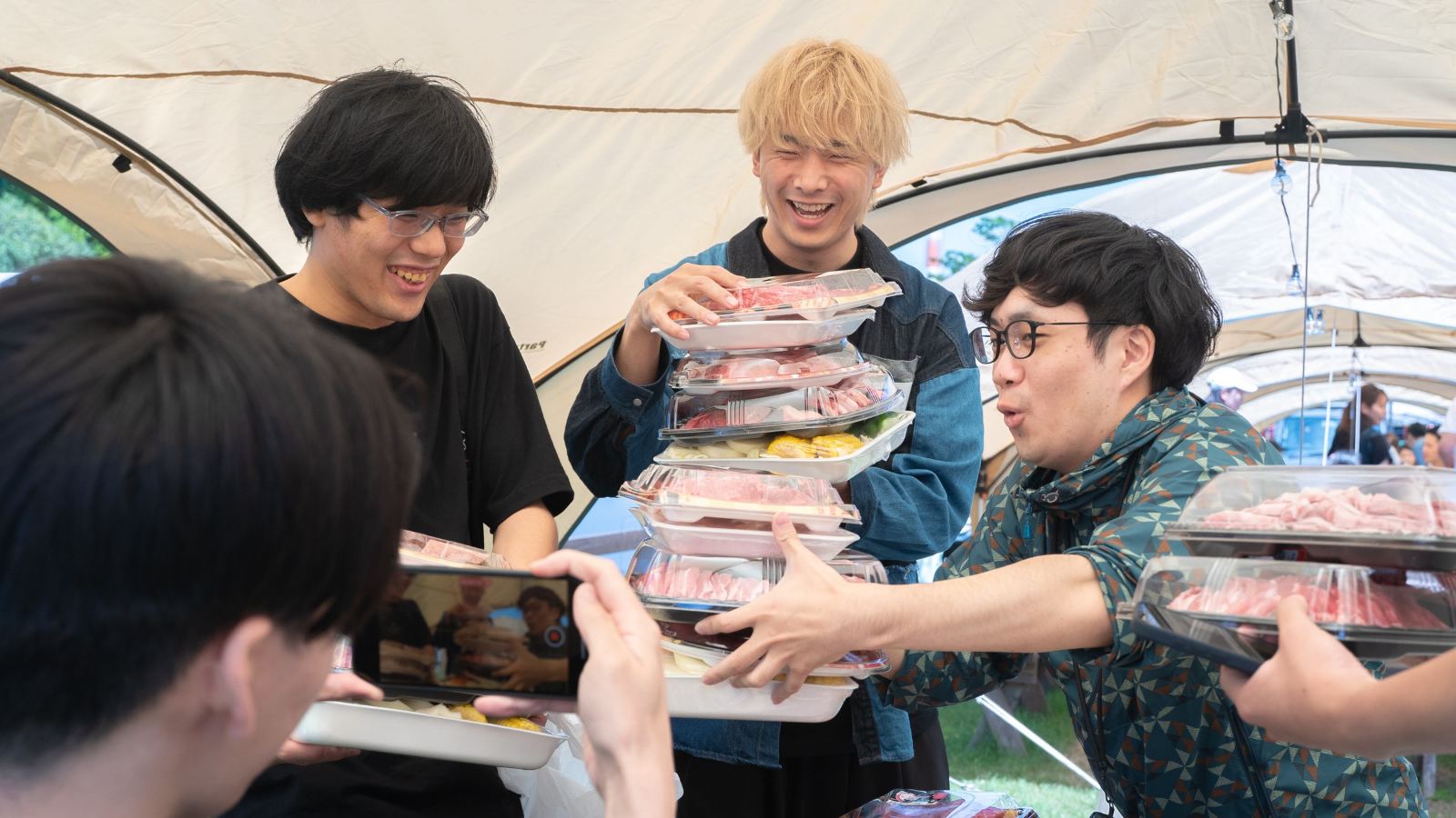 BBQ スキャン会の野外イベントで、メンバーが 3D スキャン機材を使っている様子