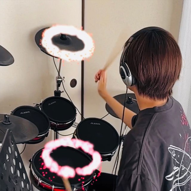 電子ドラムを演奏するメンバーの後ろ姿