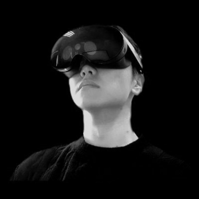 HMD を装着したメンバーのモノクロポートレート
